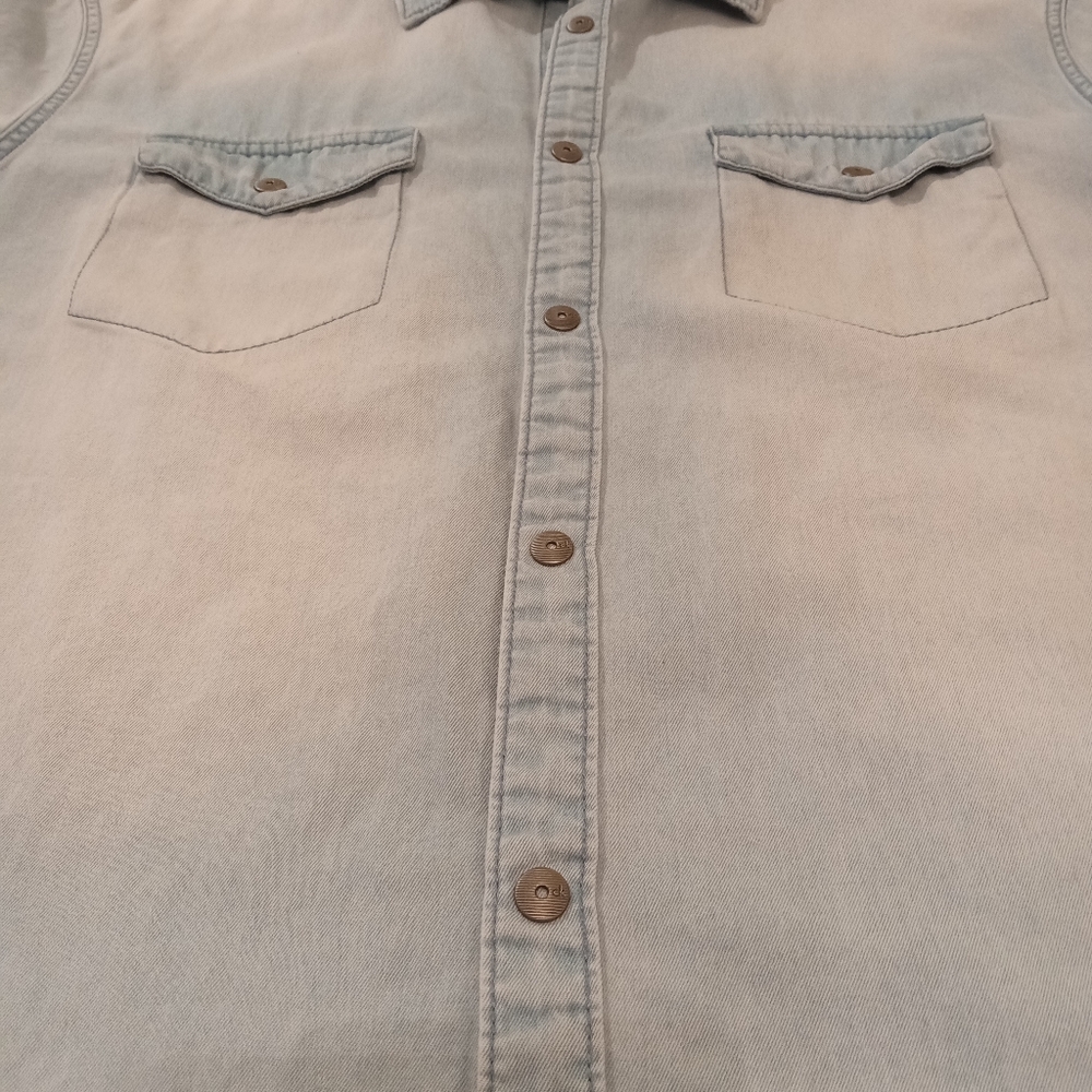 Men's Calvin Klein short sleeve snap button down shirt size Large.